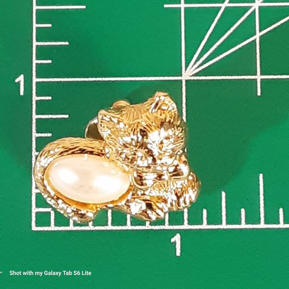 Avon Resting Cat Pin With Pearly Cabochon Belly - Picture 8 of 8